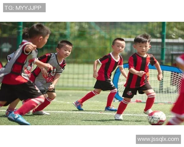 外国小孩模仿球星踢足球技艺变化成就个人梦想之路 外国小孩模仿球星踢足球技艺变化成就个人梦想之路