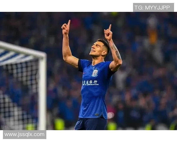 足球巨星鞠躬致敬场面展现荣誉与谦逊精神引发全球球迷热议